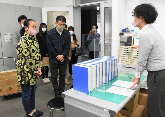 県議会事務局に陳情と署名を提出する「存続を求め未来につなぐ会」の筧代表（左）ら＝29日午後、県議会議事堂