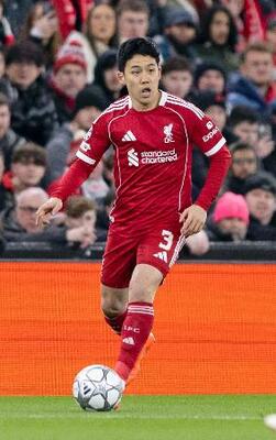 カラバフ戦の前半、攻め込むリバプールの遠藤=リバプール(共同)