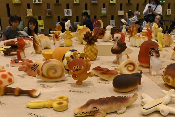 絵本の世界を再現した造形物が並ぶ「ツナガル★えほん展」＝19日午後、さくら市氏家