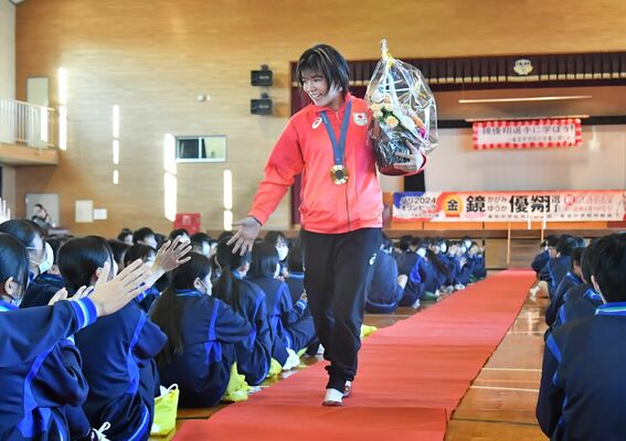 生徒たちの大きな拍手で見送られる鏡（中央）＝雀宮中