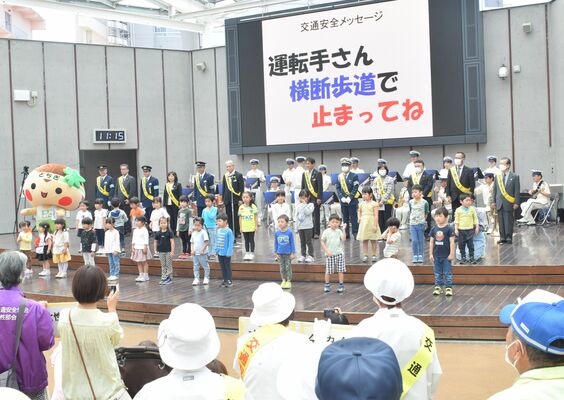 交通安全のメッセージを読み上げる園児たち＝11日午前、宇都宮市江野町