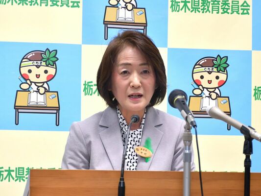 就任後初の記者会見に挑む中村県教育長＝３日午前、県庁南別館