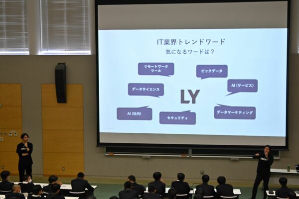 後輩たちに講演する笹崎さん（右）と下谷さん