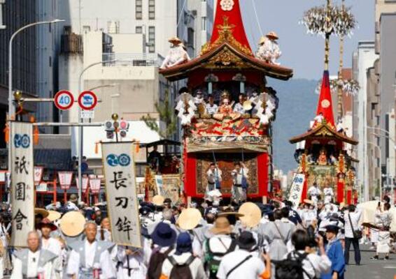 京都・祇園祭前祭の「山鉾巡行」で四条通を進む先頭の長刀鉾=17日午前