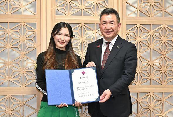 松井市長（右）から委嘱状を受け取る臼井さん