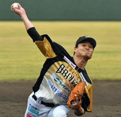 開幕戦で力投する栃木ＧＢの高岸＝４月８日、県営球場