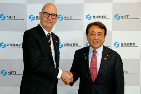 会談前にフランスのレスキュール経済・財務相(左)と握手する赤沢経産相=1日午前、経産省