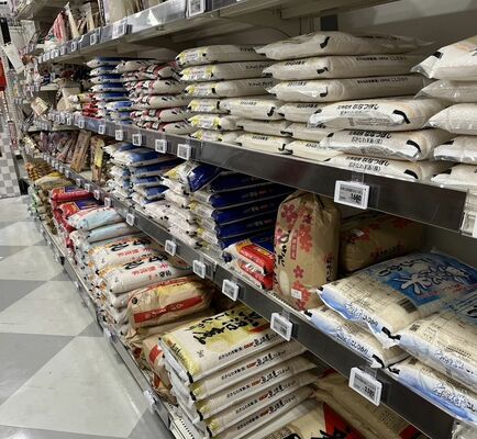 沖縄県外の品薄をよそに県内スーパーでいつも通り販売される米＝２日、那覇市内
