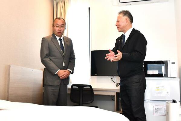 客室内の設備について説明を受ける相馬市長（左）