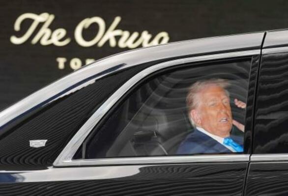 宿泊先のホテルを出発するトランプ米大統領=29日午前、東京都港区