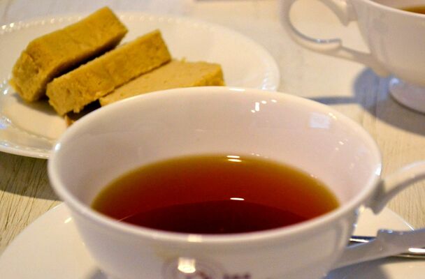 ワイズティーの紅茶「キャラメル　アーモンド」とイヴォワール洋菓子店の「紅茶のチーズケーキ」