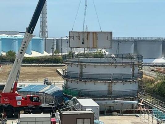 東京電力福島第1原発で汚染水を保管していたフランジ型タンクのうち、最後の1基の解体作業=5月(同社提供)