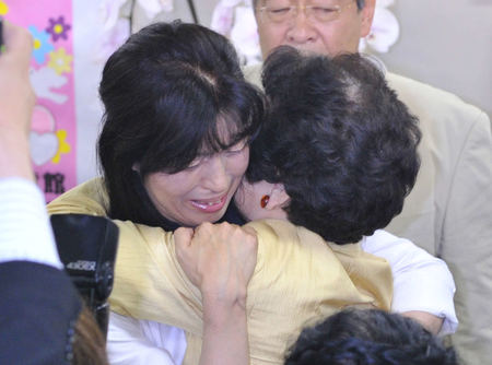 初当選を果たし、森山真弓元法相と抱き合って喜ぶ上野氏（左）＝２０１０年７月１２日、宇都宮市内