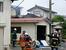 　騒然とする秋田県にかほ市の火災現場付近。奥左の住宅から煙が立ち上っていた＝１３日午後１時８分