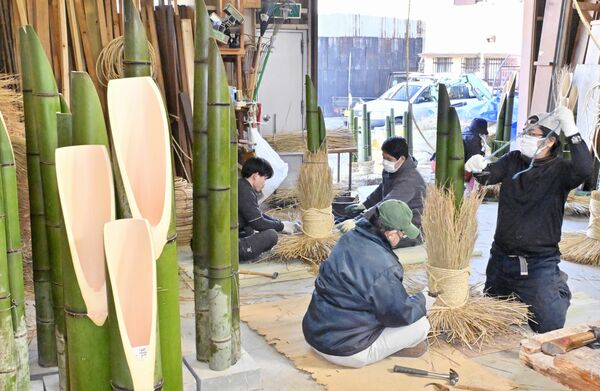 最盛期を迎えた門松作り＝18日午後１時55分、宇都宮市泉町