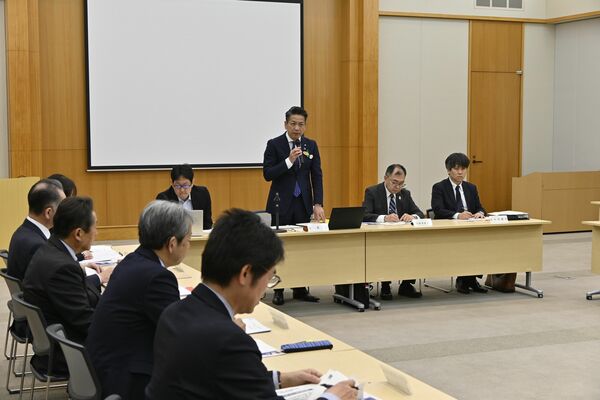連絡会議の初会合であいさつする県産業労働観光部の鱒渕部長（中央）＝17日午前、県庁