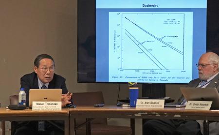 　国連本部で開かれたイベントで話す朝長万左男さん（左）＝２８日、米ニューヨーク（共同）