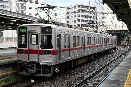 　東京２３区内では珍しい２両編成でワンマン運転の大師線。２０２８年以降に自動運転の本格検証を予定している＝西新井駅