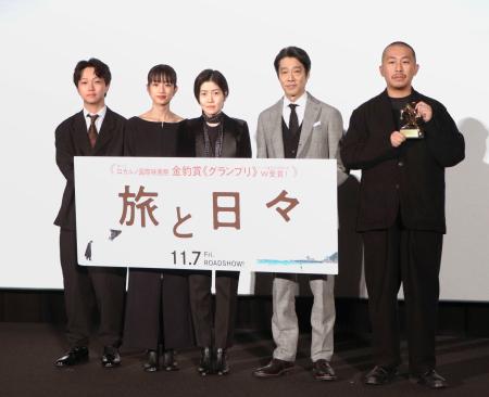 　舞台あいさつに登場した（左から）高田万作、河合優実、シム・ウンギョン、堤真一、三宅唱監督＝東京都港区