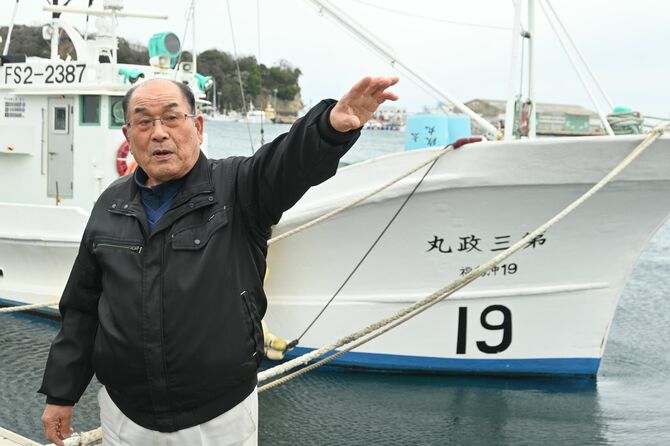 愛船「第三政丸」の前で１３年前の小名浜港を語る志賀さん