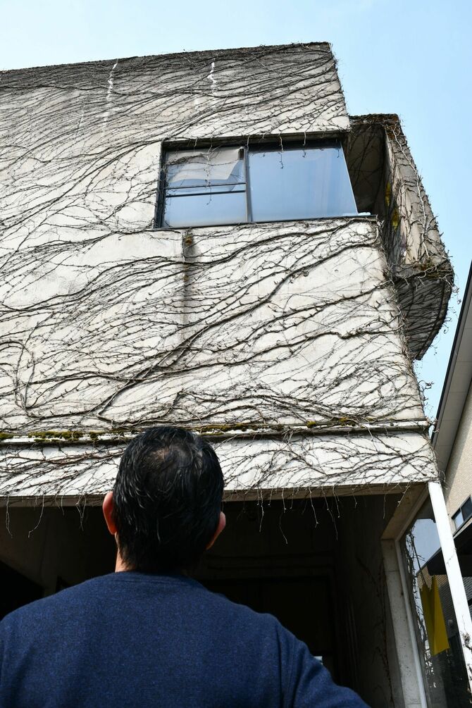 数十年間放置されているとみられる鉄筋コンクリート造の空き家。「特定空き家」には指定されていない=福井市内