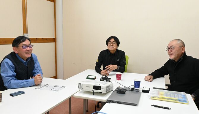 那須高原ロングライドの道のりを振り返る鈴木さん、高根沢さん、前田さん（左から）＝那須塩原市