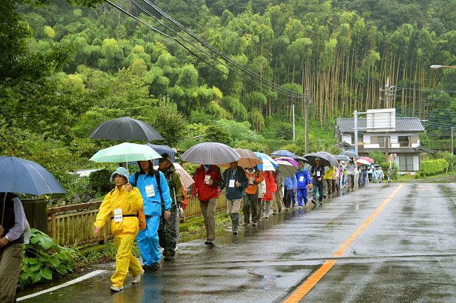 小雨が降る中、ウォーキング
