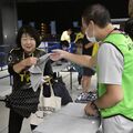 古い衣服がハンドタオルに　栃木SC、５日北九州戦で3500人に配布　２種類制作、サポーターから好評