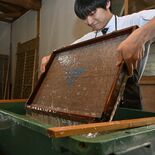唯一の卒業証書、自ら　烏山高生が和紙すき体験