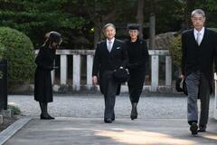 両陛下、百合子さまの墓所に拝礼