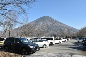 ４月上旬の休日。午前中から多くの車が駐車する歌ケ浜第一駐車場