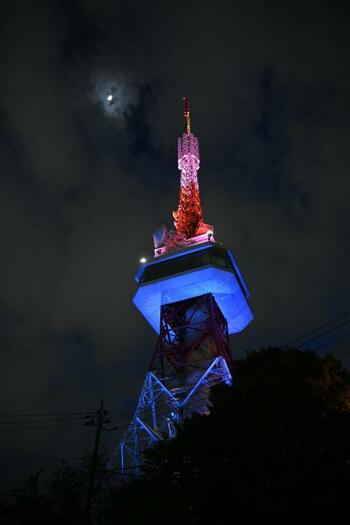 「ゴールデンウイーク」のピンクと青の２色。タワーの足元付近から見上げると美しさに加え迫力がある＝５月４日