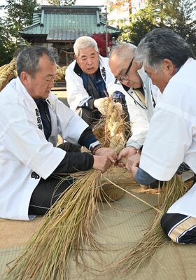 境内で新年のしめ縄作りをする氏子