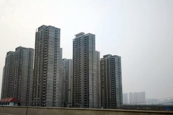 　未完成の巨大マンション群＝２３日、中国河南省鄭州市（共同）