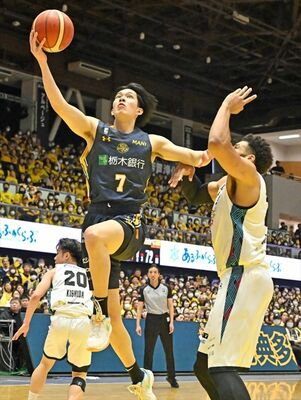 第４クオーター６分、シュートを決める小川＝ブレックスアリーナ宇都宮