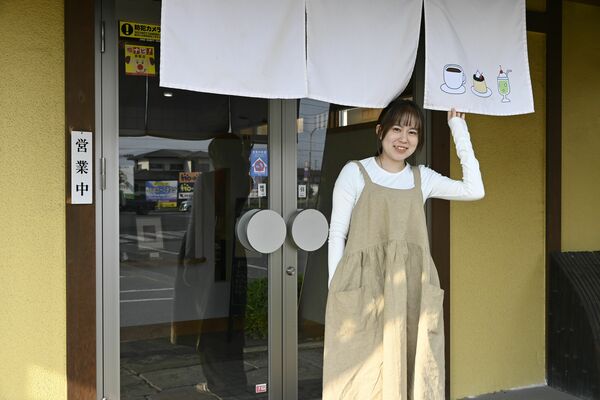 店前に立つ田中さん