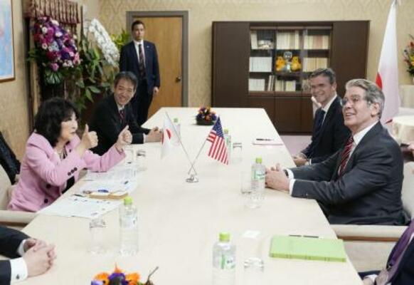 ベセント米財務長官(右端)と会談する片山財務相(左端)=27日、財務省