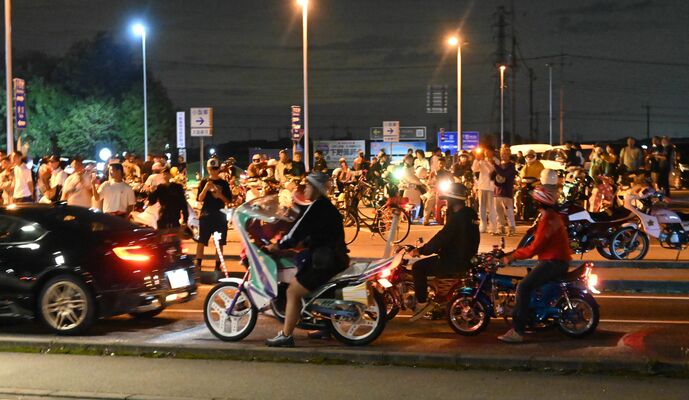 夜遅く道の駅しもつけに集まった改造車両やバイク＝６月下旬、下野市薬師寺