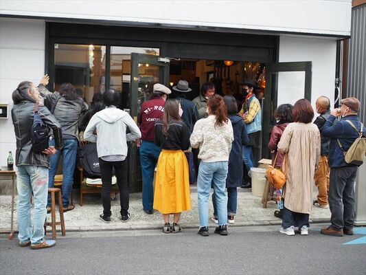 74回目のライブ。店の外にも観客が集まった