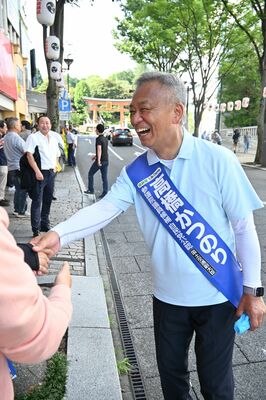 支持を訴えて回る高橋氏＝13日午後、宇都宮市馬場通り２丁目