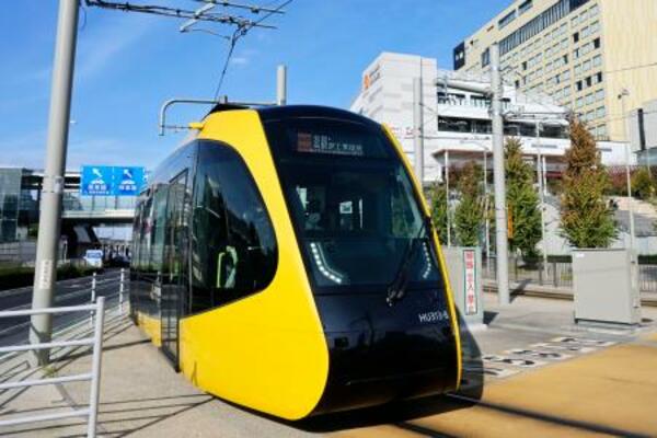 次世代型路面電車「ライトライン」=29日午後、JR宇都宮駅前