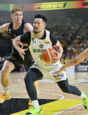 第４クオーター４分、ブレックスの鵤（右）がドリブルでゴール下に切り込む＝オープンハウスアリーナ太田、広瀬華撮影