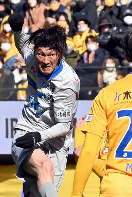 故郷への思いを胸にピッチに立つ栃木ＳＣの高萩＝２月26日のベガルタ仙台戦から