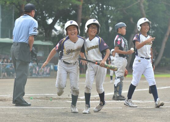 初回、簗瀬スポーツの矢野（左）が２点本塁打を放ち笑顔でホームイン＝さくらＢ球場