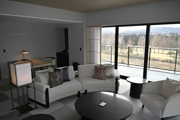 内覧会で公開されたコーナースイート＝24日午前、日光市