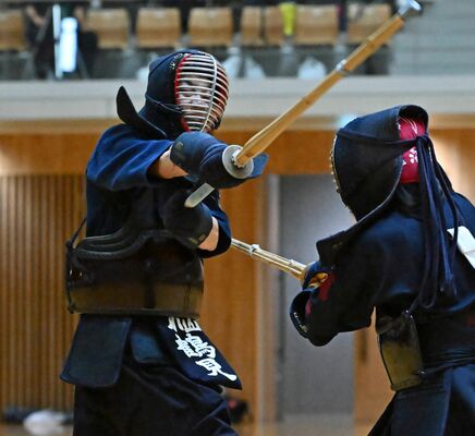 剣道女子団体　小山－鹿沼決勝　先鋒戦で小山の鶴見（左）がメンを放つ＝ユウケイ武道館