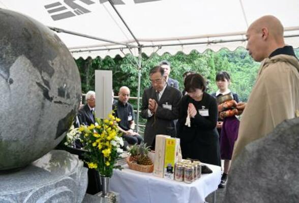 若泉敬氏の没後30年を前に営まれた法要=5日午前、福井県鯖江市