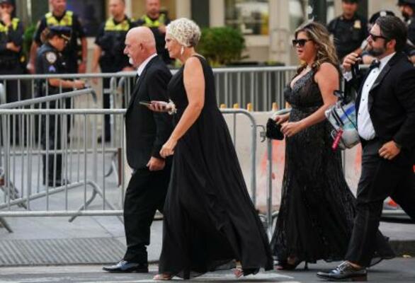 テイラー・スウィフトさんとトラビス・ケルシーさんの結婚を祝うパーティー会場に到着したゲストら=3日、ニューヨーク(ロイター=共同)