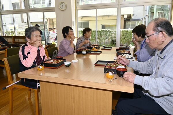 手作り弁当を頬張る利用者たち