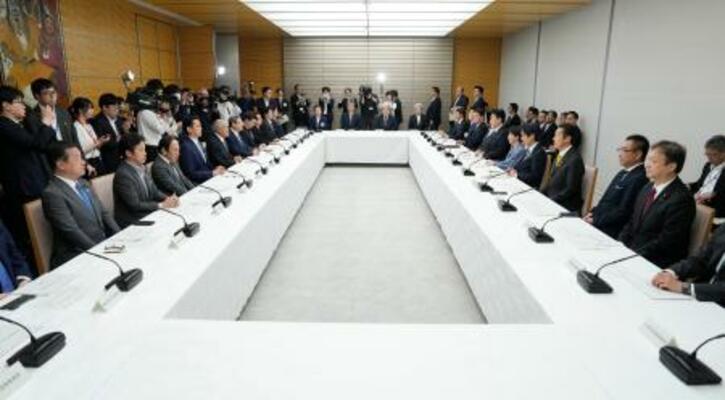 首相官邸で開かれた月例経済報告等に関する関係閣僚会議=26日午後